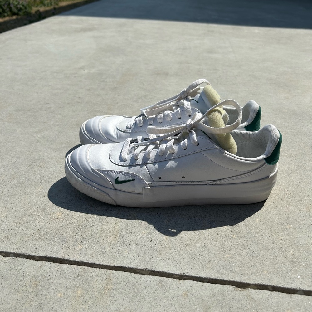 Low rise white Nike sneakers
